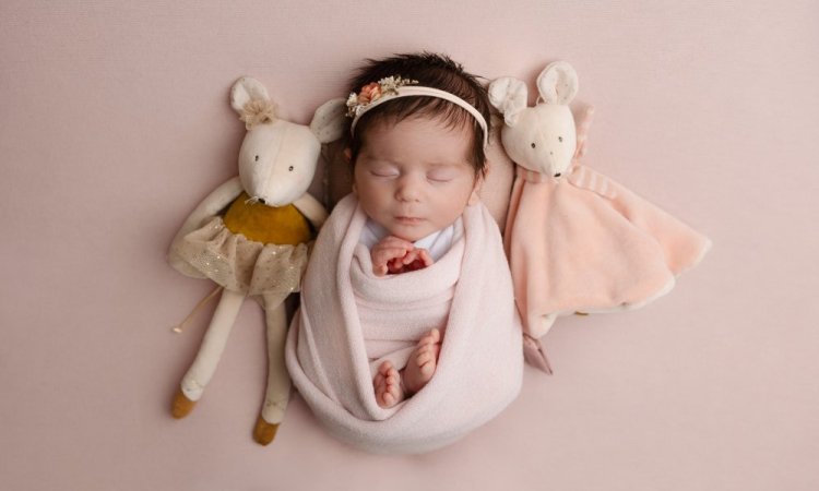 Photographe professionnelle formée aux séances photo naissance en studio à Besançon