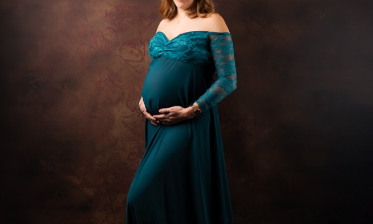 Photographe professionnelle séance photo grossesse maman seule en studio à Besançon