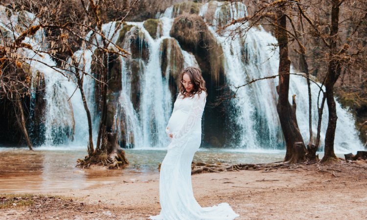 Photographe pour Shooting Grossesse en Extérieur – Cascade des Tufs à Arbois