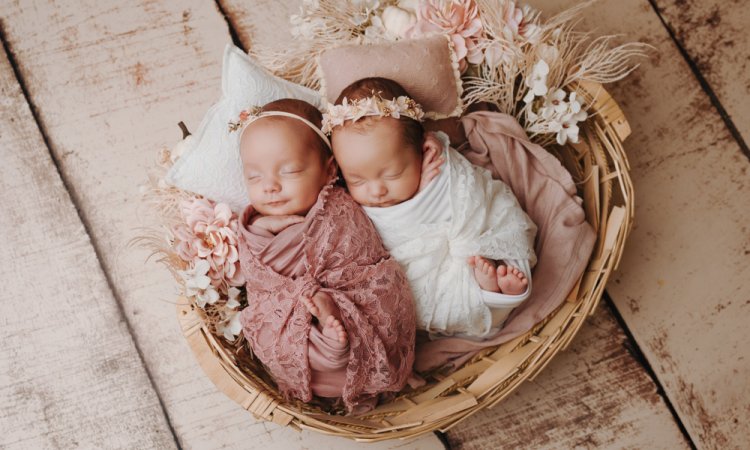 Photographe spécialisée en naissance – Shooting photo de jumelles en studio à Besançon