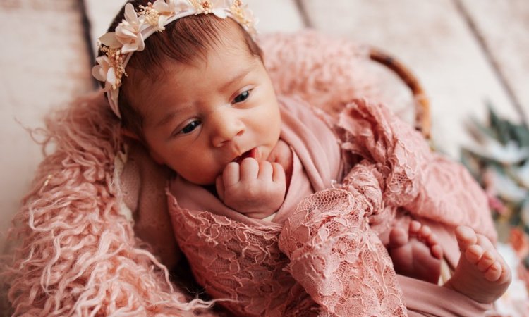 Photographe professionnelle spécialisée en shooting photo nouveau né fleuri à Besançon