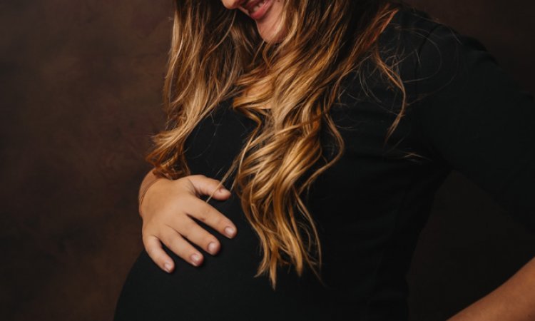 Photographe professionnelle séance photo grossesse en studio à Besançon