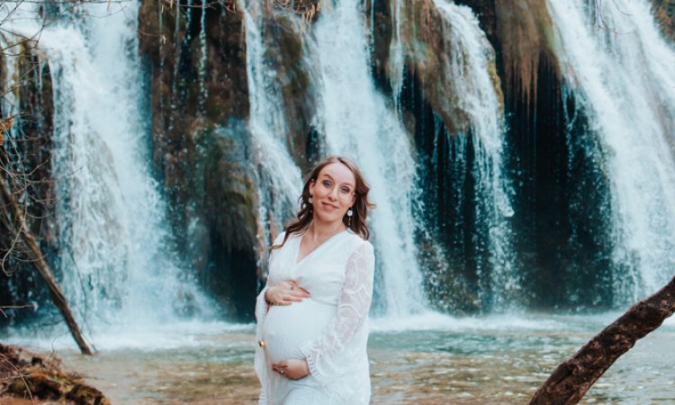 Photographe pour Shooting Grossesse en Extérieur – Cascade des Tufs à Arbois