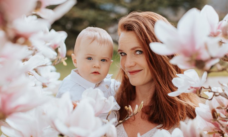 Photographe à Besançon : Shooting Maman et Bébé au Printemps