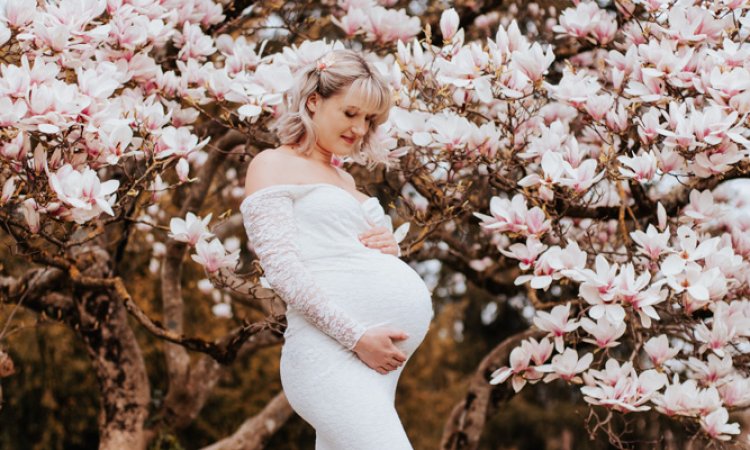 Photographe pour shooting grossesse fleuri à Besançon