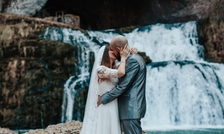 Photographe professionnelle shooting photo mariage en pleine nature en Franche-Comté