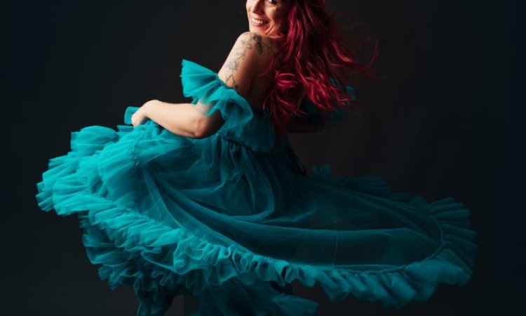 Photographe professionnelle shooting photo portrait femme glamour en studio à Besançon