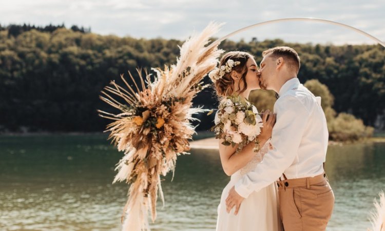 Photographe professionnelle mariage en elopement en pleine nature à Vouglans Jura