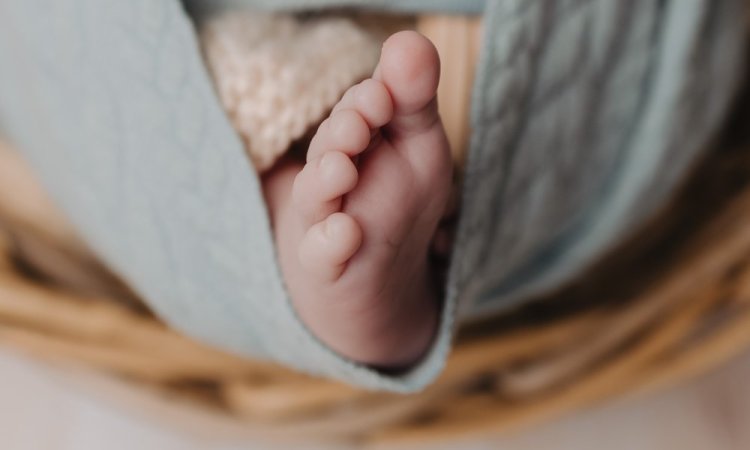 Photographe professionnelle shooting photo bébé en studio à Besançon