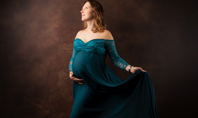 Photographe professionnelle séance photo grossesse maman seule en studio à Besançon