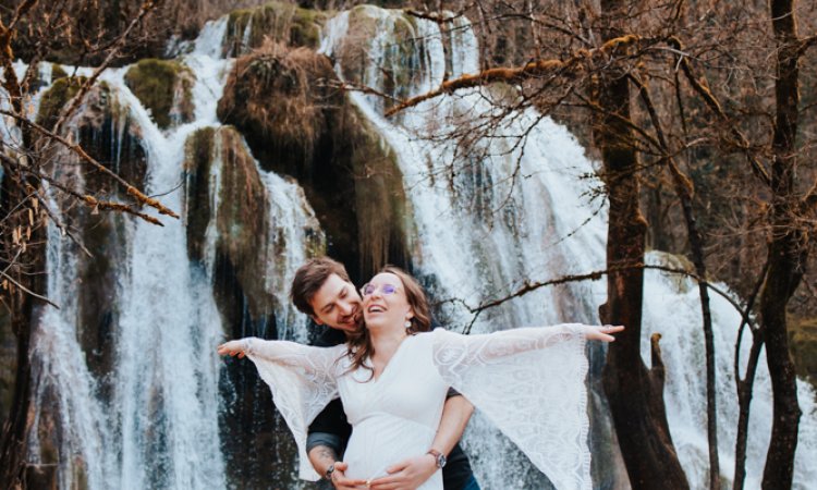 Photographe pour Shooting Grossesse en Extérieur – Cascade des Tufs à Arbois