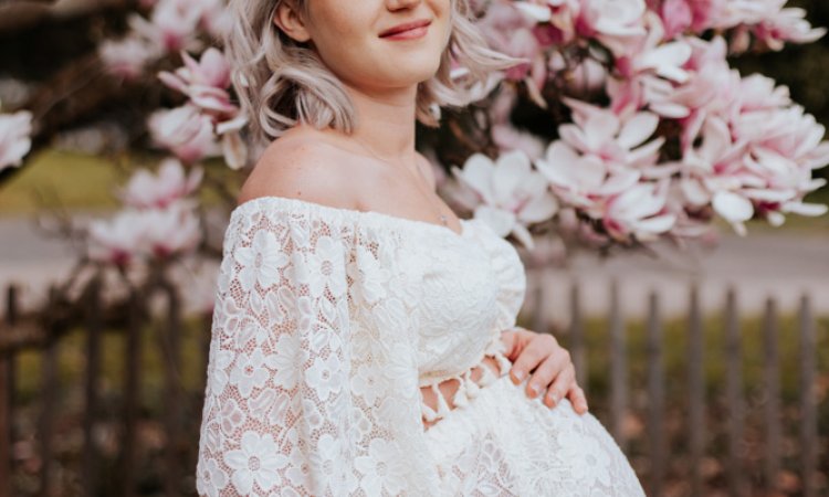 Photographe pour shooting grossesse fleuri à Besançon