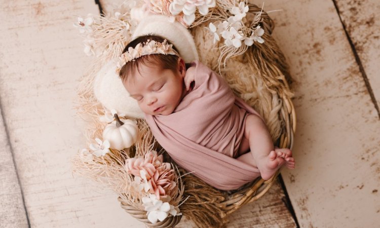 Photographe professionnelle pour shooting naissance fleuri en studio à Besançon