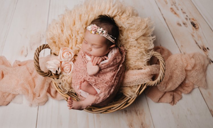 Photographe professionnelle shooting naissance fille en studio à Besançon