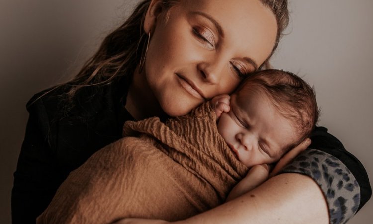 Photographe professionnelle pour shooting photo naissance en famille à Besançon