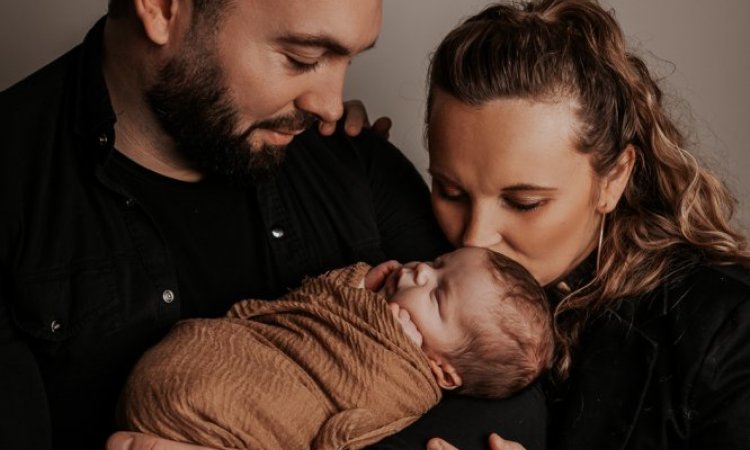 Photographe professionnelle pour shooting photo naissance en famille à Besançon