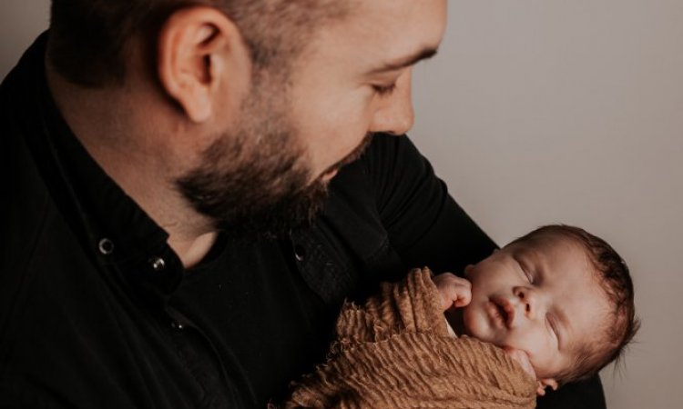 Photographe professionnelle pour shooting photo naissance en famille à Besançon