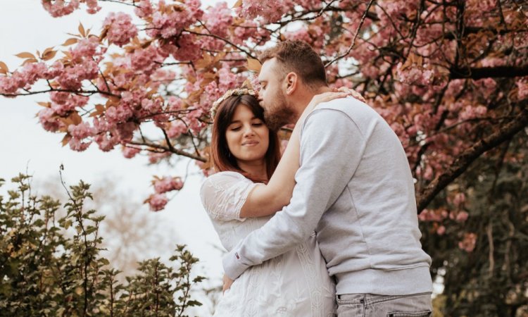 Photographe Besançon séance photo grossesse grossesse bohème en couple à Besançon