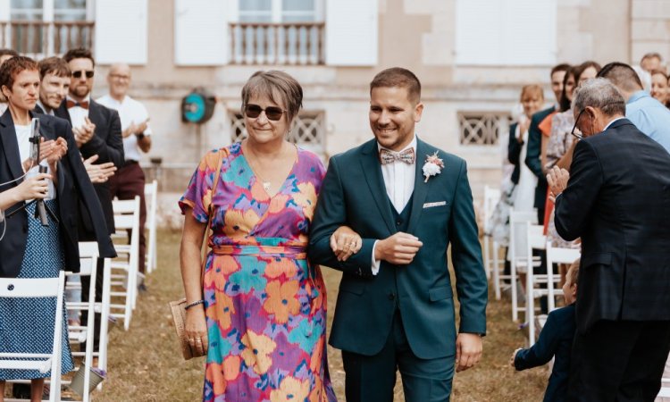 Photographe professionnelle de mariage avec cérémonie laïque à Besançon