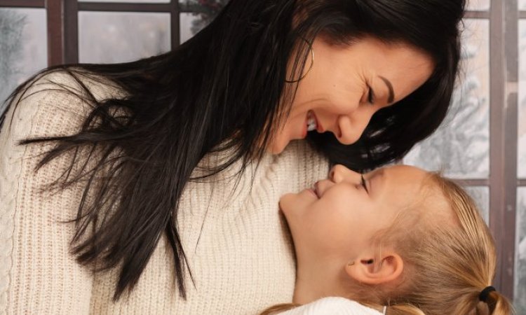 Photographe professionnelle shooting famille en studio à Besançon