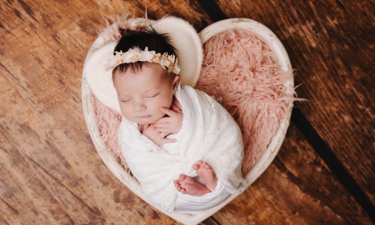 Photographe professionnelle spécialisée en shooting naissance en studio à Besançon