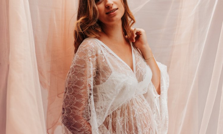 Photographe professionnelle shooting grossesse avec prêt de robes de grossesse en studio à Besançon