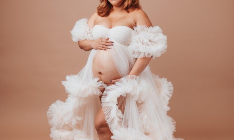 Photographe professionnelle shooting photo grossesse glamour en studio à Besançon