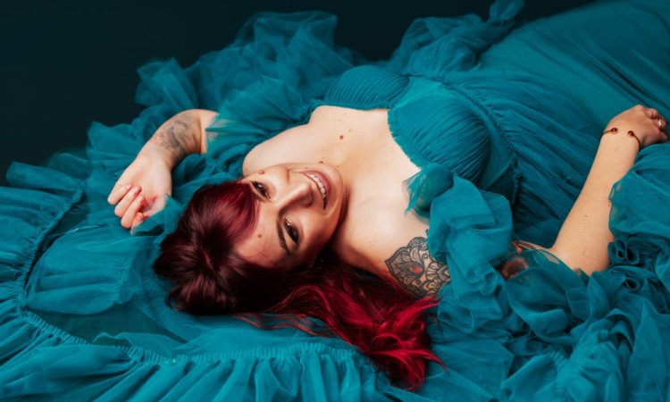 Photographe professionnelle shooting photo portrait femme glamour en studio à Besançon