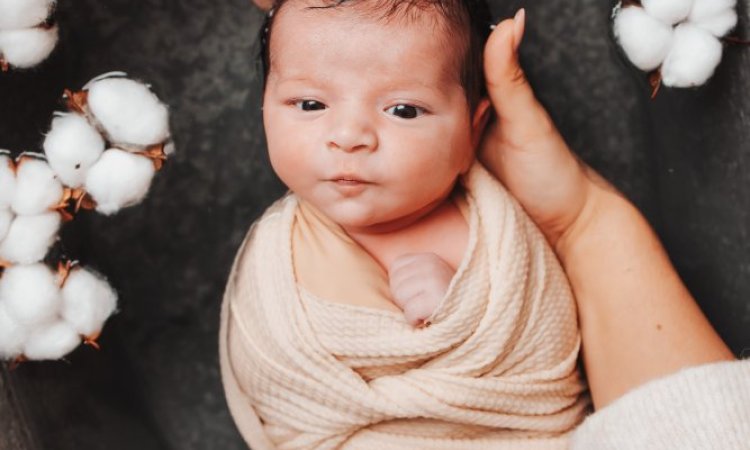 Photographe professionnelle séance photo bain bébé emmailloté à Besançon