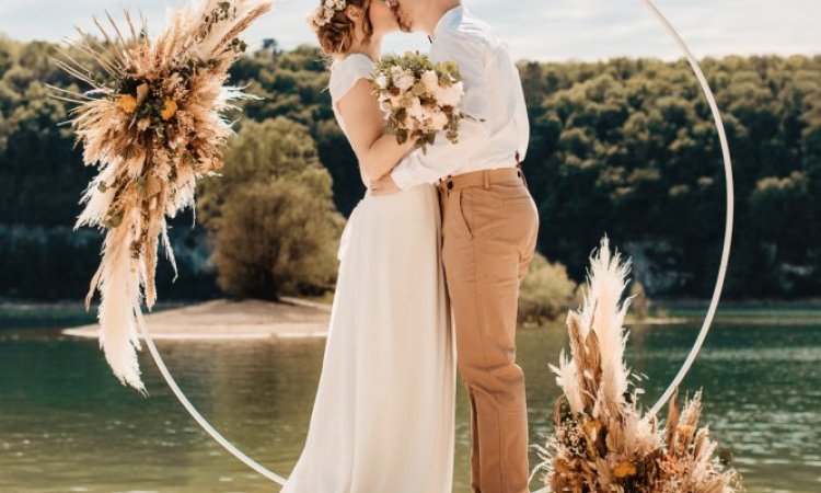 Photographe professionnelle mariage en elopement en pleine nature à Vouglans Jura