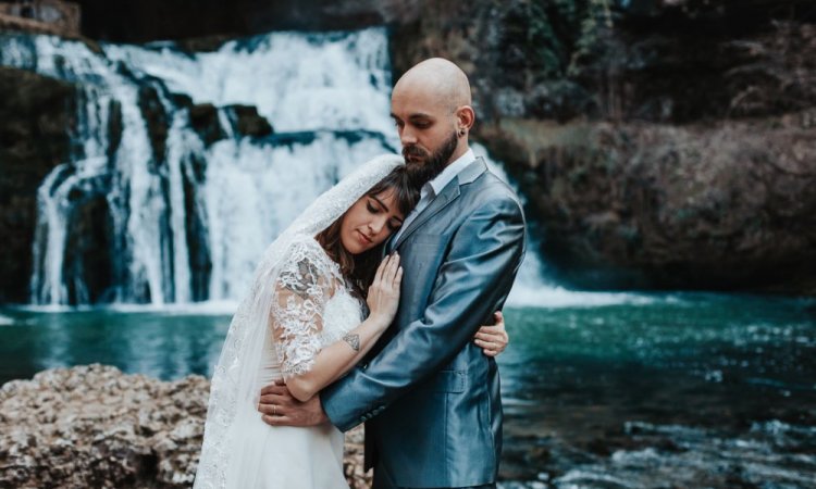 Photographe professionnelle shooting photo mariage en pleine nature en Franche-Comté