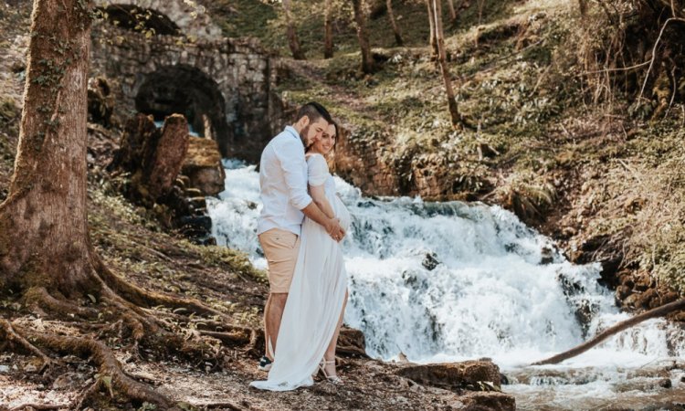 Photographe professionnelle shooting grossesse avec prêt de robes de grossesse à Besançon