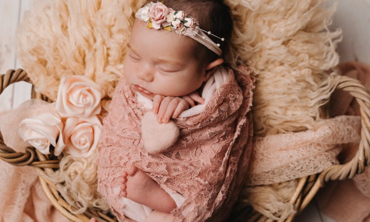 Photographe professionnelle shooting naissance fille en studio à Besançon