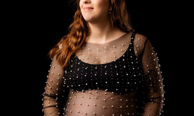 Photographe professionnelle shooting grossesse en couple en studio à Besançon