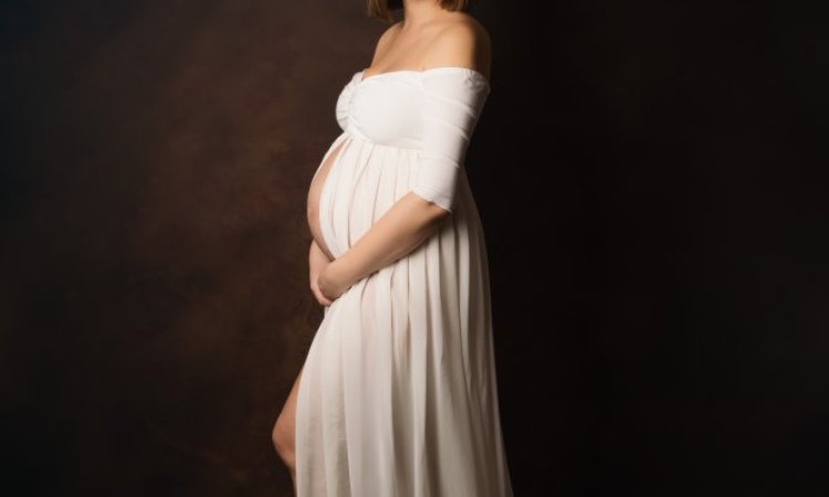 Photographe professionnelle shooting future maman en studio à Besançon