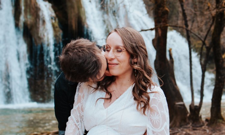 Photographe pour Shooting Grossesse en Extérieur – Cascade des Tufs à Arbois