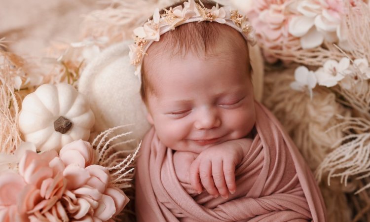 Photographe pour shooting photo naissance fille en studio à Besançon