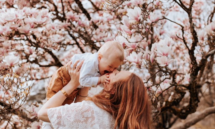 Photographe à Besançon : Shooting Maman et Bébé au Printemps