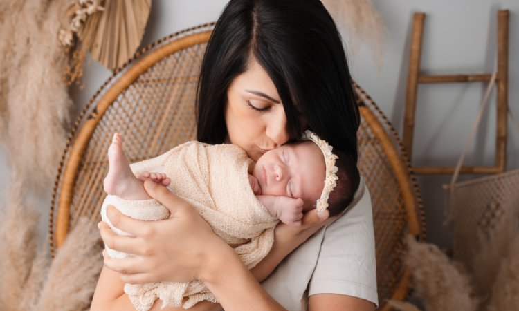 Photographe spécialisé en séance photo nouveau-né en famille à Besançon