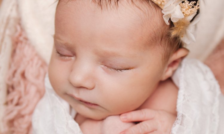 Photographe professionnelle spécialisée en shooting naissance en studio à Besançon