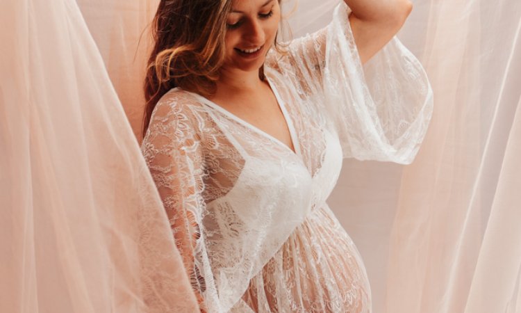 Photographe professionnelle shooting grossesse avec prêt de robes de grossesse en studio à Besançon