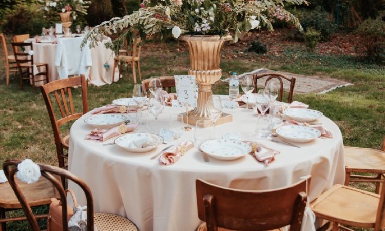 Photographe professionnelle mariage romantique en extérieur à Besançon