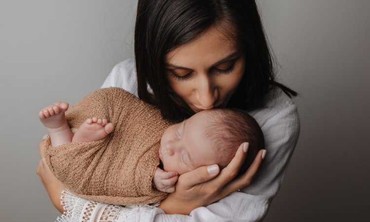 Photographe séance photo naissance en famille à Besançon