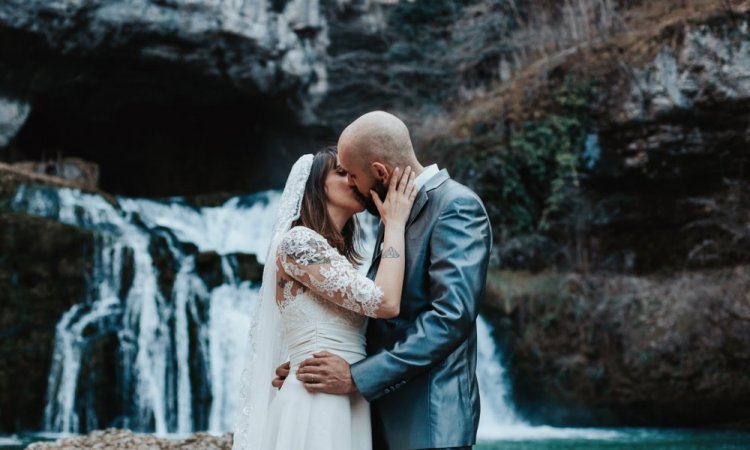 Photographe professionnelle shooting photo mariage en pleine nature en Franche-Comté