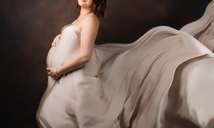 Photographe professionnelle shooting photo grossesse glamour en studio en Franche-Comté
