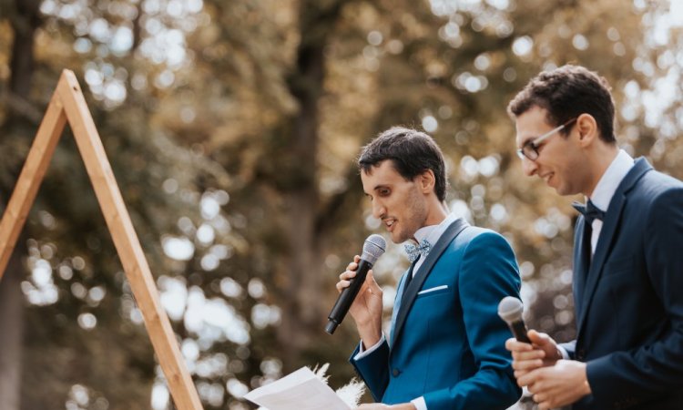 Photographe professionnelle de mariage avec cérémonie laïque à Besançon