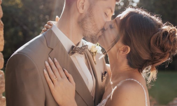 Photographe professionnelle de mariage bohème en Franche-Comté