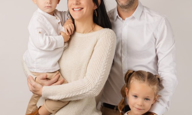 Photographe professionnelle shooting famille en studio à Besançon