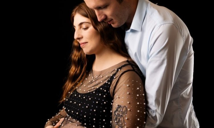 Photographe professionnelle shooting grossesse en couple en studio à Besançon