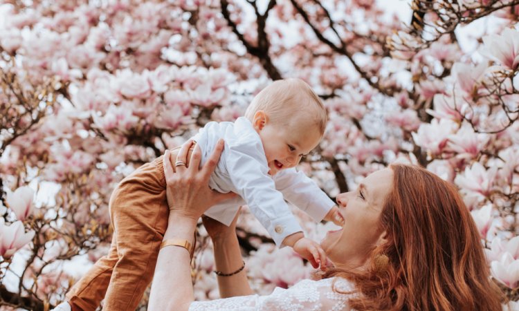 Photographe à Besançon : Shooting Maman et Bébé au Printemps